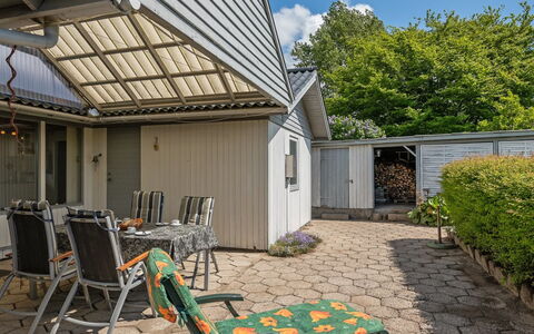 Rise - 250M from the Sea: Blau, Strauch, Hütte, Ground, Garten, Estate, Schatten, Landscaping, Bauernhaus, Eco Hotel