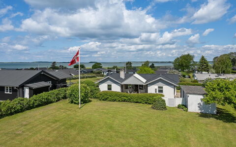 Rise - 250M from the Sea: Blau, Strauch, Hütte, Ground, Garten, Estate, Schatten, Landscaping, Bauernhaus, Eco Hotel