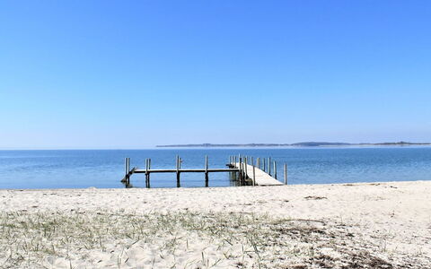 Rise - 250M from the Sea: Blau, Strauch, Hütte, Ground, Garten, Estate, Schatten, Landscaping, Bauernhaus, Eco Hotel