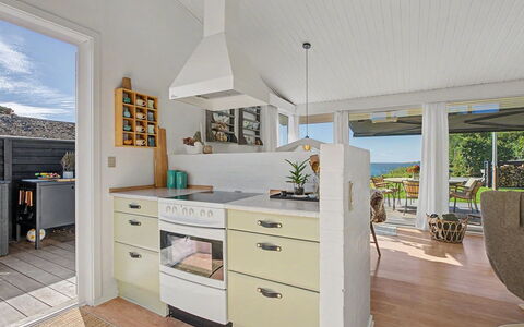 Daike - 25M from the Sea: Küche, Countertop, Flooring, Möbel, Interior Design, Cabinetry, Küchengerät, Fussboden, Holz, Major Appliance