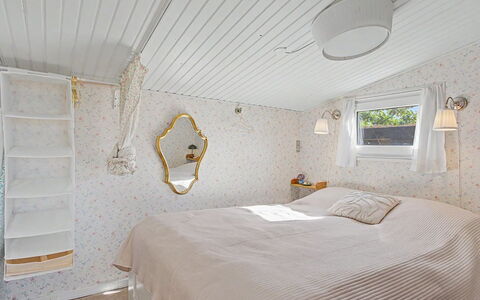 Daike - 25M from the Sea: Interior Design, Schlafzimmer, Decke, Beleuchtung, Light Fixture, Flooring, Fussboden, Bett, Zimmer, Zuhause