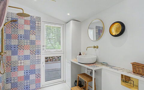 Daike - 25M from the Sea: Wand, Flooring, Interior Design, Fussboden, Badezimmer, Armatur, Fliese, Zimmer, Zuhause, Decke