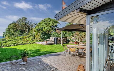 Daike - 25M from the Sea: Strauch, Zuhause, Dach, Haus, Garten, Grundstueck, Veranda, Ground, Schatten