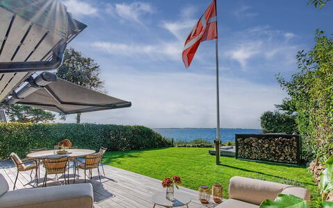 Daike - 25M from the Sea: Meer, Rasen, Garten, Ozean, Gartenmöbel, Küste, Landscaping, Schatten, Tropen, Regenschirm