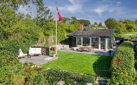 Daike - 25M from the Sea: Haus, Strauch, Zuhause, Dach, Garten, Hütte, Wohngebiet, Grundstueck, Ground