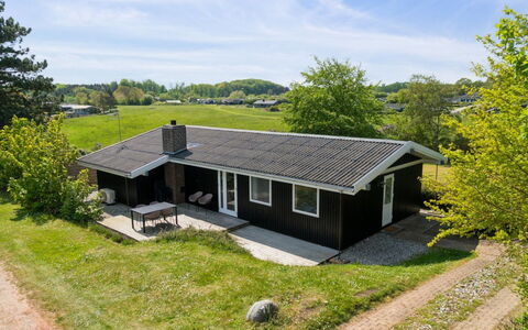 Arho - 75M from the Sea: Dach, Haus, Grundstueck, Zuhause, Hütte, Estate, Gartenbauten, Schatten, Blockhaus, Landscaping
