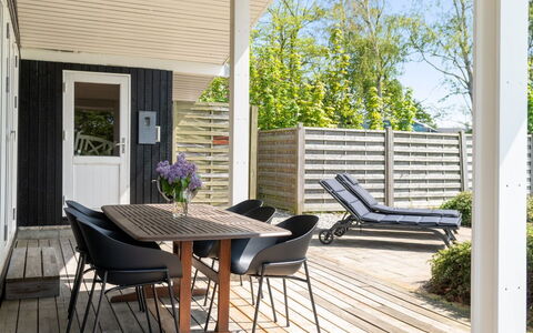 Arho - 75M from the Sea: Dach, Haus, Grundstueck, Zuhause, Hütte, Estate, Gartenbauten, Schatten, Blockhaus, Landscaping