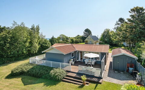 Lillan - 250M from the Sea: Wohngebiet, Dach, Vorort, Auffahrt, Estate, Kamin