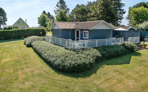 Lillan - 250M from the Sea: Wohngebiet, Dach, Vorort, Auffahrt, Estate, Kamin