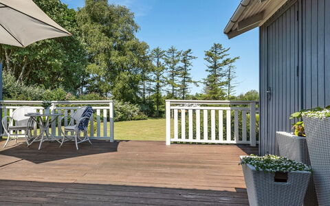 Lillan - 250M from the Sea: Wohngebiet, Dach, Vorort, Auffahrt, Estate, Kamin