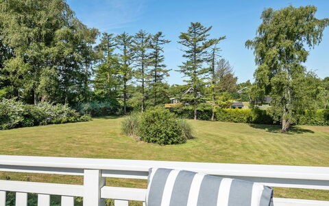 Lillan - 250M from the Sea: Wohngebiet, Dach, Vorort, Auffahrt, Estate, Kamin