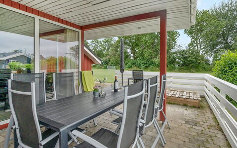 Emly - 1.1Km from the Sea: Veranda, Möbel, Gartenmöbel, Stuhl, Schatten, Deck, Garten, Holzbeize, Tisch Im Freien, Terrasse
