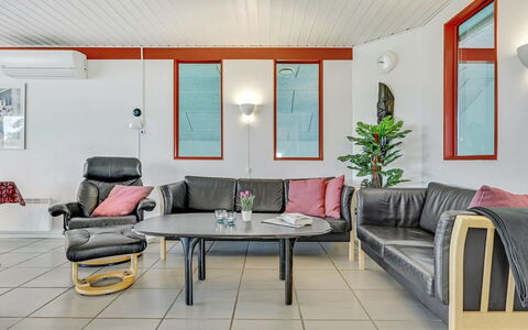 Emly - 1.1Km from the Sea: Möbel, Interior Design, Flooring, Decke, Fussboden, Couch, Tabelle, Beleuchtung, Wohnzimmer, Zuhause