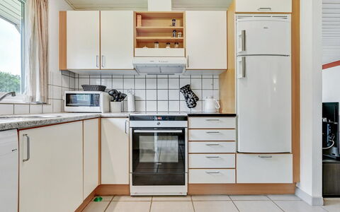 Emly - 1.1Km from the Sea: Küchengerät, Küche, Major Appliance, Countertop, Flooring, Interior Design, Holz, Cabinetry, Haushaltsgerät, Fussboden