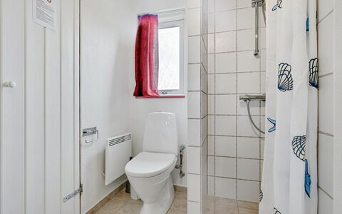 Emly - 1.1Km from the Sea: Fussboden, Flooring, Armatur, Interior Design, Badezimmer, Installation, Toilette, Zimmer, Sinken, Decke