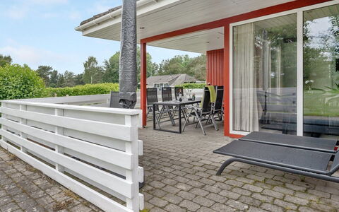Emly - 1.1Km from the Sea: Holz, Veranda, Schatten, Gartenmöbel, Garten, Deck, Landscaping, Holzbeize, Outdoor Struktur, Garten