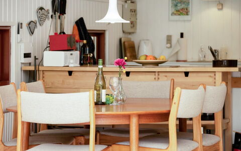 Osa - 150M from the Sea: Möbel, Interior Design, Holz, Flooring, Tabelle, Stuhl, Light Fixture, Beleuchtung, Esszimmer, Fussboden