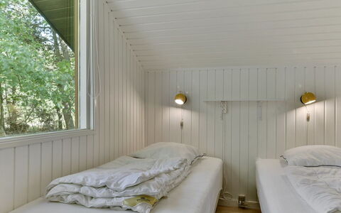 Osa - 150M from the Sea: Wand, Holz, Decke, Flooring, Interior Design, Fussboden, Schlafzimmer, Bett, Zimmer, Bedding
