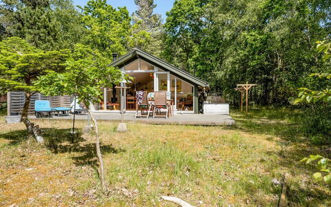 Osa - 150M from the Sea: Hütte, Haus, Strauch, Zuhause, Dach, Ländliches Gebiet, Frühling, Gartenbauten, Garten, Schatten