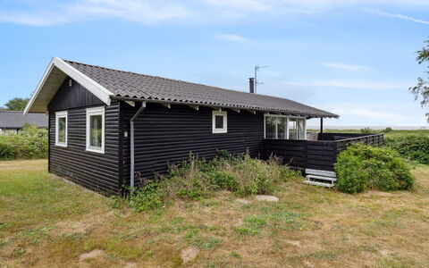 Bridgette - 100M from the Sea: Holz, Holzbeize, Planke, Hartholz, Hütte, Deck, Abstellgleis, Schatten, Holzboden, Gartenbauten