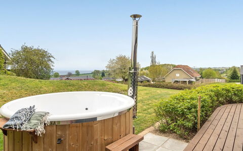 Ankarl - 700M from the Sea: Dach, Haus, Zuhause, Hütte, Tür, Abstellgleis, Deck, Veranda, Planke, Hartholz