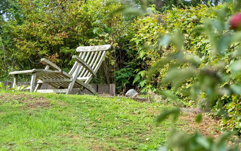 Bjerund - 250M from the Sea: Blau, Strauch, Hütte, Ground, Garten, Estate, Schatten, Landscaping, Bauernhaus, Eco Hotel