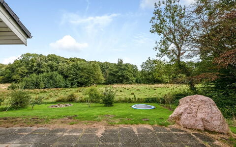 Bjerund - 250M from the Sea: Blau, Strauch, Hütte, Ground, Garten, Estate, Schatten, Landscaping, Bauernhaus, Eco Hotel