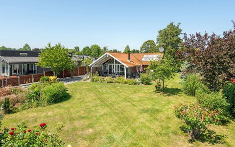 Kaike - 100M from the Sea: Blau, Strauch, Hütte, Ground, Garten, Estate, Schatten, Landscaping, Bauernhaus, Eco Hotel