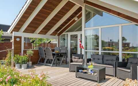 Kaike - 100M from the Sea: Blau, Strauch, Hütte, Ground, Garten, Estate, Schatten, Landscaping, Bauernhaus, Eco Hotel