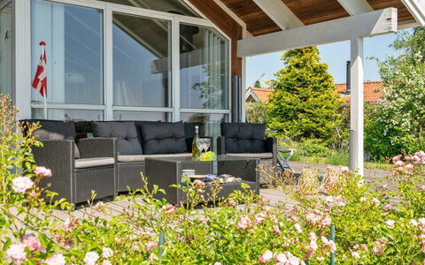 Kaike - 100M from the Sea: Blau, Strauch, Hütte, Ground, Garten, Estate, Schatten, Landscaping, Bauernhaus, Eco Hotel