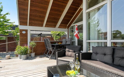 Kaike - 100M from the Sea: Blau, Strauch, Hütte, Ground, Garten, Estate, Schatten, Landscaping, Bauernhaus, Eco Hotel