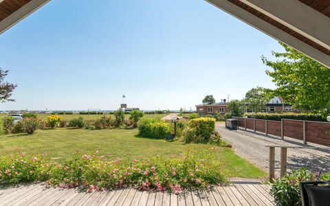 Kaike - 100M from the Sea: Blau, Strauch, Hütte, Ground, Garten, Estate, Schatten, Landscaping, Bauernhaus, Eco Hotel