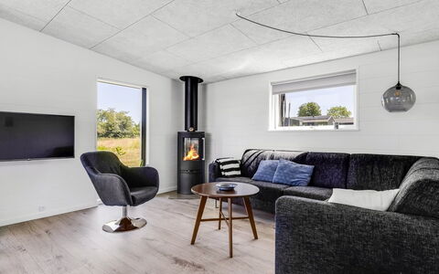 Klarin - 350M from the Sea: Flooring, Fussboden, Interior Design, Decke, Wohnzimmer, Haushaltsgerät, Holzboden, Light Fixture, Natürliches Material