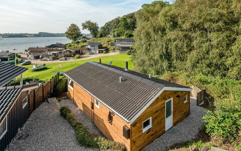 Gjurgja - 100M from the Sea: Blau, Strauch, Hütte, Ground, Garten, Estate, Schatten, Landscaping, Bauernhaus, Eco Hotel