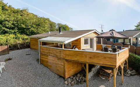 Gjurgja - 100M from the Sea: Blau, Strauch, Hütte, Ground, Garten, Estate, Schatten, Landscaping, Bauernhaus, Eco Hotel
