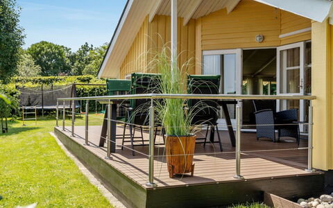 Hwiting - 200M from the Sea: Dach, Haus, Zuhause, Hütte, Tür, Abstellgleis, Deck, Veranda, Planke, Hartholz