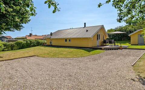 Hwiting - 200M from the Sea: Dach, Haus, Zuhause, Hütte, Tür, Abstellgleis, Deck, Veranda, Planke, Hartholz