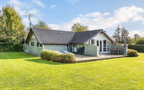 Joona - 600M from the Sea: Dach, Haus, Zuhause, Hütte, Tür, Abstellgleis, Deck, Veranda, Planke, Hartholz
