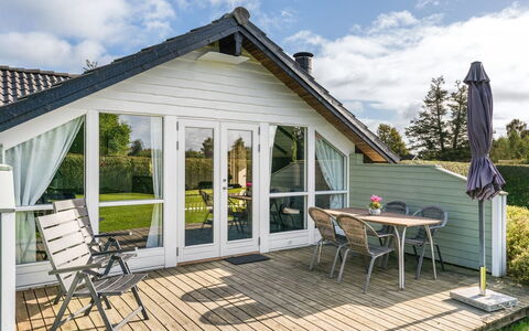 Joona - 600M from the Sea: Dach, Haus, Zuhause, Hütte, Tür, Abstellgleis, Deck, Veranda, Planke, Hartholz