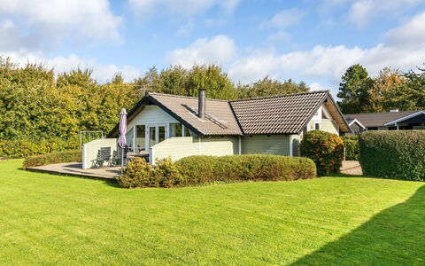 Joona - 600M from the Sea: Dach, Haus, Zuhause, Hütte, Tür, Abstellgleis, Deck, Veranda, Planke, Hartholz