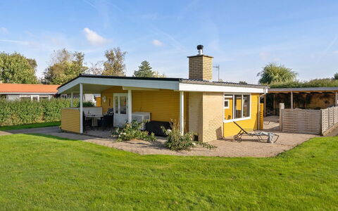 Nane - 80M from the Sea: Wohngebiet, Dach, Vorort, Auffahrt, Estate, Kamin