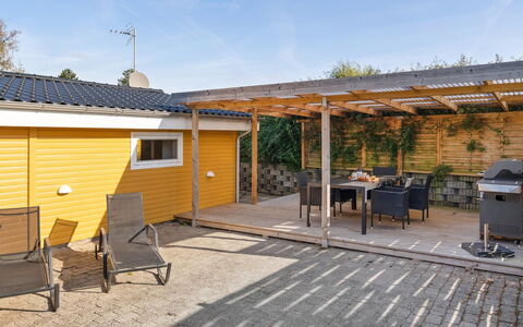 Nane - 80M from the Sea: Wohngebiet, Dach, Vorort, Auffahrt, Estate, Kamin