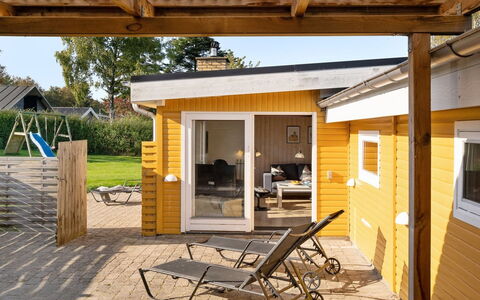 Nane - 80M from the Sea: Wohngebiet, Dach, Vorort, Auffahrt, Estate, Kamin