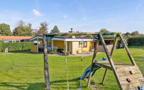 Nane - 80M from the Sea: Wohngebiet, Dach, Vorort, Auffahrt, Estate, Kamin