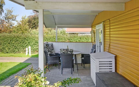 Nane - 80M from the Sea: Wohngebiet, Dach, Vorort, Auffahrt, Estate, Kamin