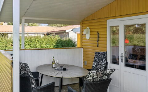 Nane - 80M from the Sea: Wohngebiet, Dach, Vorort, Auffahrt, Estate, Kamin
