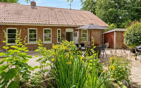 Jonni - 15Km from the Sea: Dach, Haus, Zuhause, Hütte, Tür, Abstellgleis, Estate, Rasen, Garten, Veranda