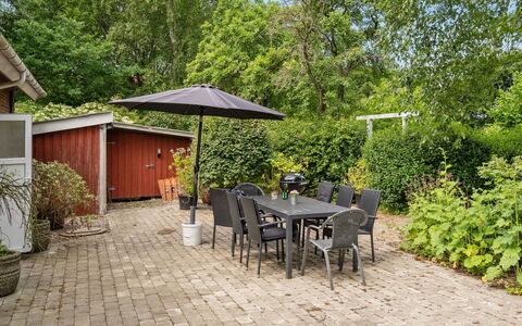Jonni - 15Km from the Sea: Dach, Haus, Zuhause, Hütte, Tür, Abstellgleis, Estate, Rasen, Garten, Veranda