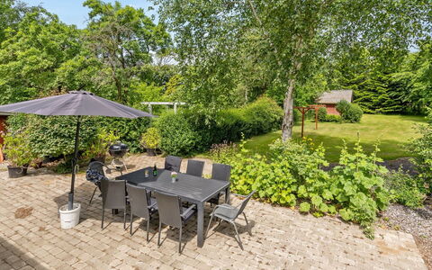 Jonni - 15Km from the Sea: Dach, Haus, Zuhause, Hütte, Tür, Abstellgleis, Estate, Rasen, Garten, Veranda