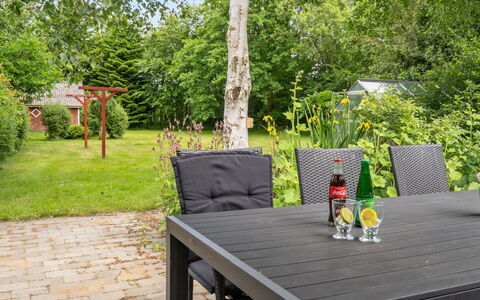 Jonni - 15Km from the Sea: Dach, Haus, Zuhause, Hütte, Tür, Abstellgleis, Estate, Rasen, Garten, Veranda
